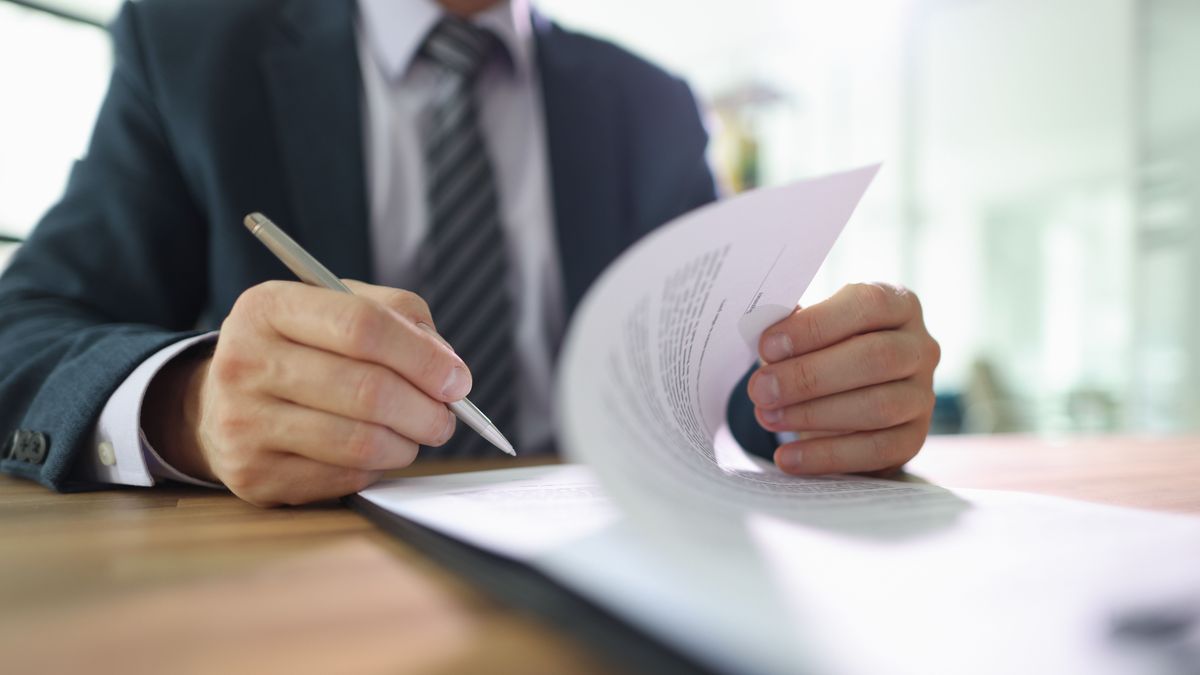 kockázatkezelés,Confident,Male,Employee,Flips,Page,Of,Contract,Signing,After,Reading.