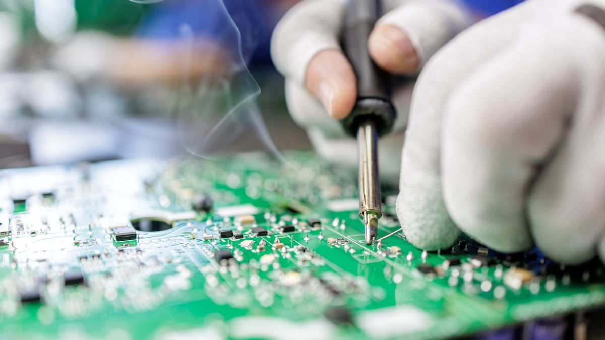 Döntött az óriásmulti: bezárja a gyárát a szomszédban, Magyarországra költözteti át a termelés nagyrészét – örülhet a vidéki kisváros 