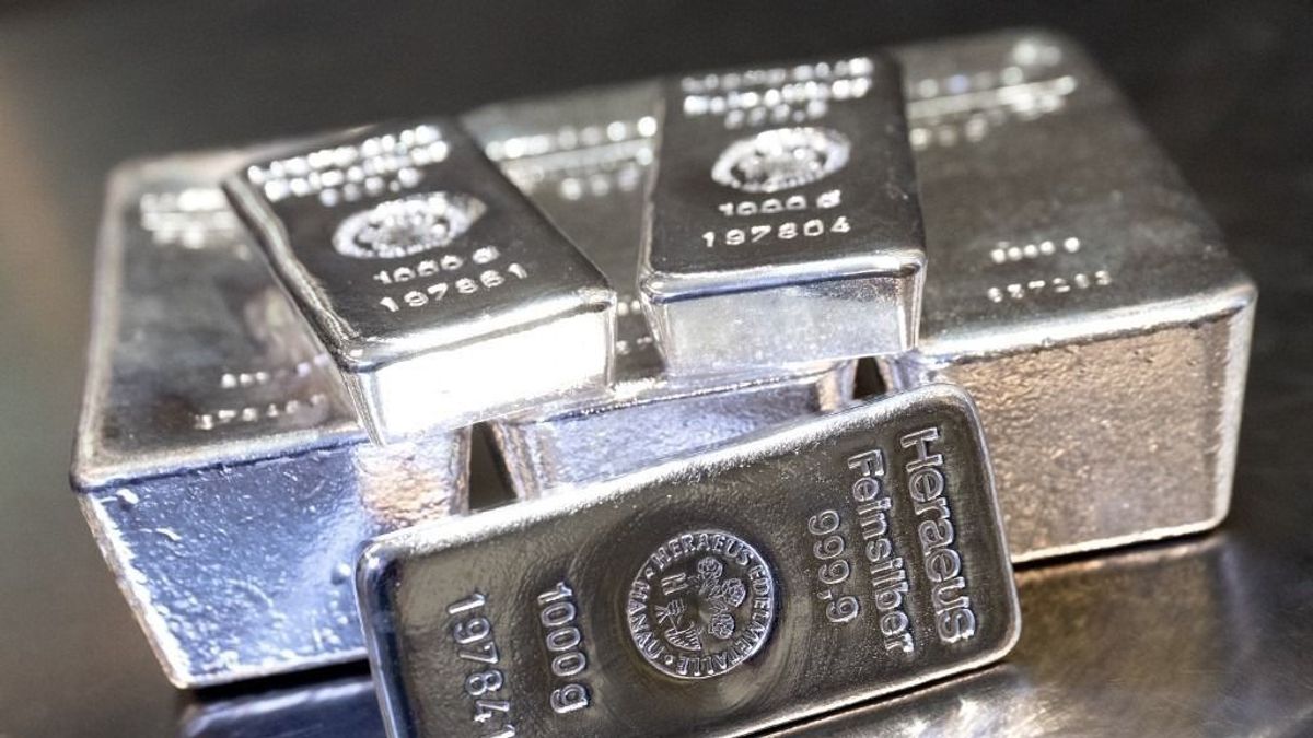 Az ezüst most a szegény ember aranya – vagy a 2026-os befektetési csapda, amelybe fél Magyarország belesétál? 