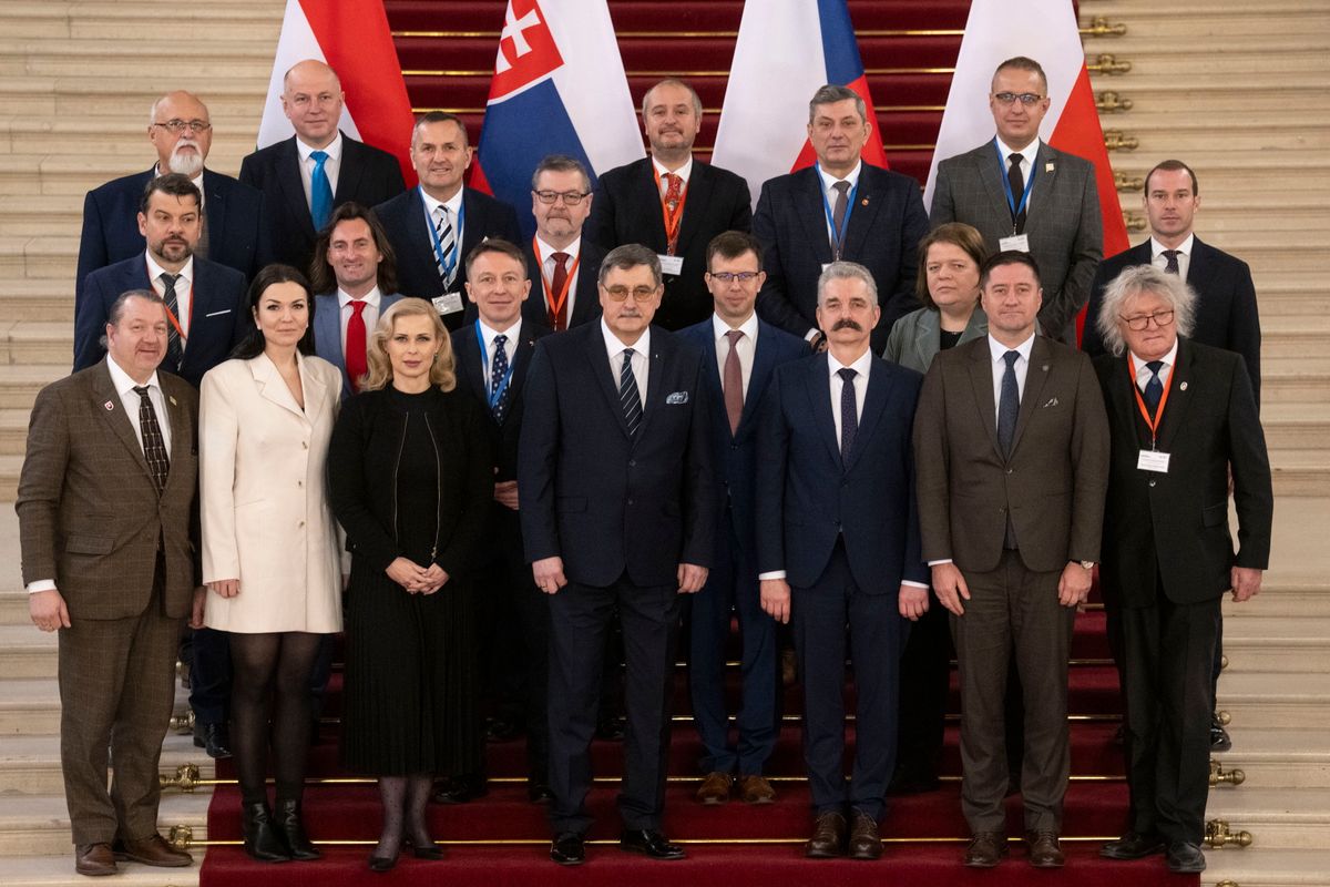 JUHÁSZ Hajnalka; BÓKA János; V4 TESSELY Zoltán; HÖRCSIK Richárd