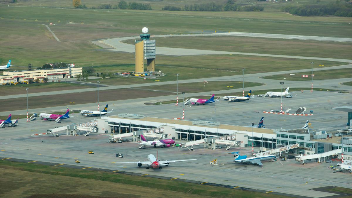 Kinőtték a repülők, nem lehet tovább várni: át kell építeni Ferihegyet, már ki is írták a közbeszerzést - óriási feladat vár a nyertesre 
