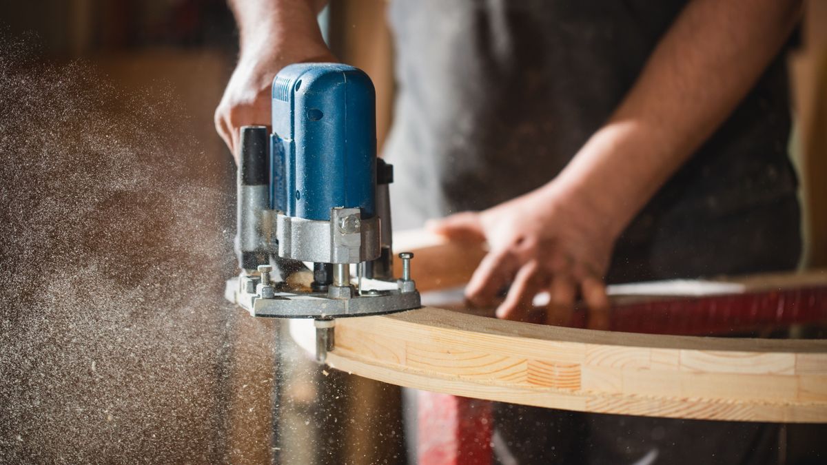 Befellegzett a szomszéd ország legnagyobb bútorgyártójának: a dolgozók kényszerszabadságon, a bért részletekben fizetik 