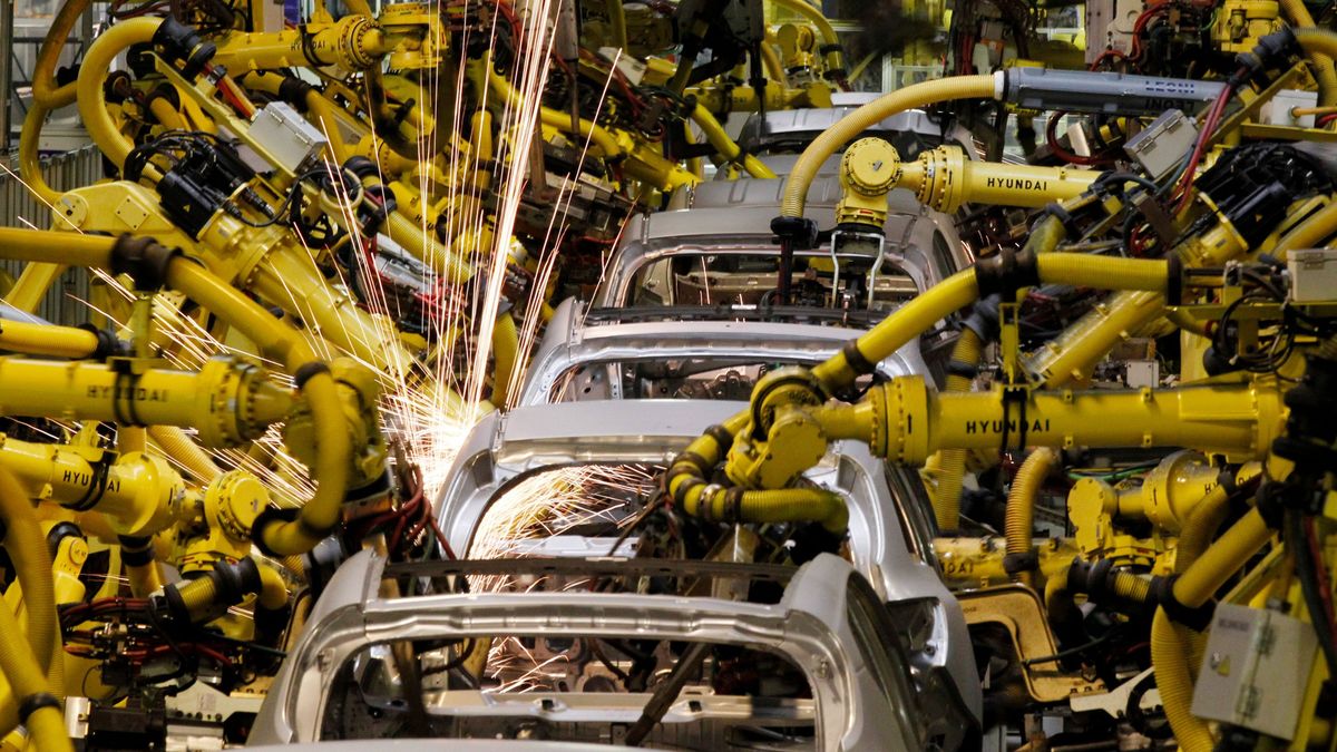 Szlovákia,Robotic machines weld bodies of Kia cars in its factory in Zilina román