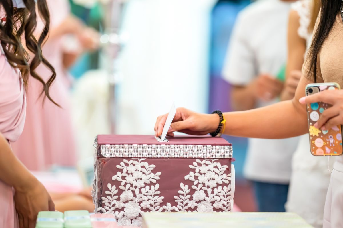 Hand,Puts,An,Envelope,With,Money,Into,A,Wedding,Festive esküvő ajándék pénz nászajándék menyasszonytánc