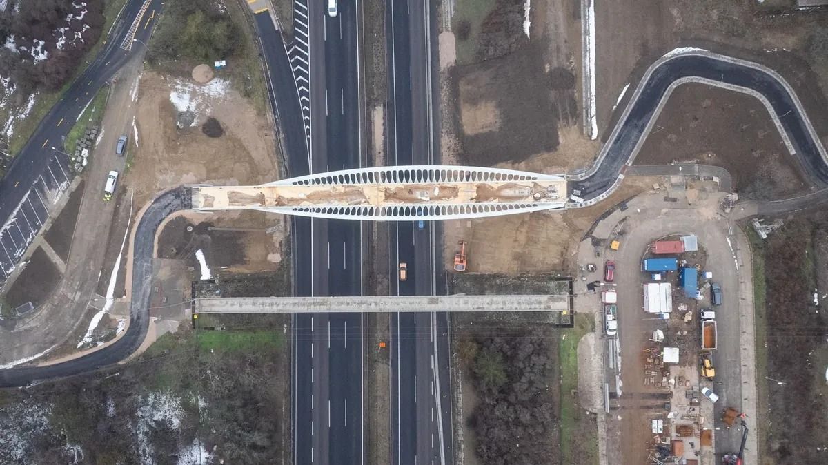 Elvégezték az M7-es autópálya felett átívelő, Velence közelében épült híd próbaterhelését