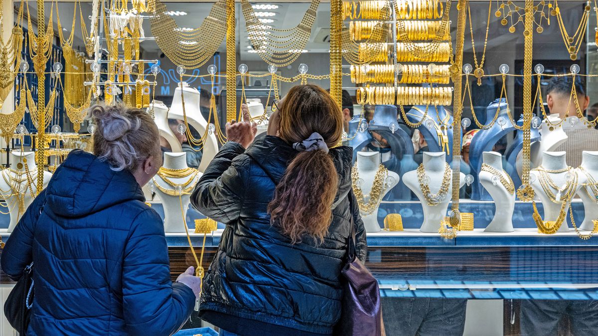 arany Shoppers look at gold jewelry for sale in a store window at the Grand Bazaar in Istanbul