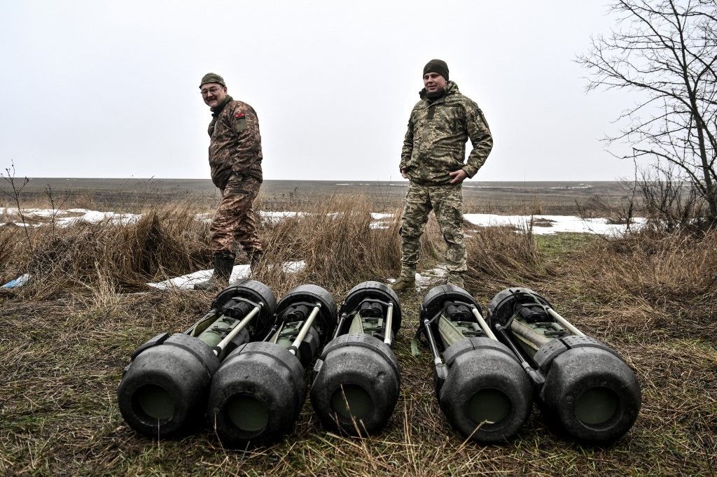Ukrainian ATGM operators hone Javelin shooting skills