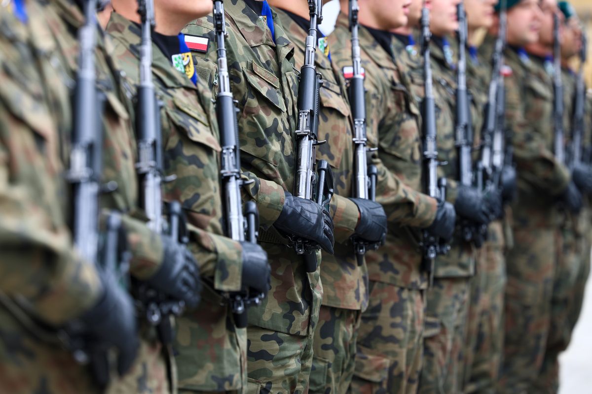 07.11.2025,Wroclaw,,Poland,,Armed,Soldiers,In,A,Row,In,Polish Átalakul a lengyel tartalékos rendszer – félmilliós hadsereg jön létre