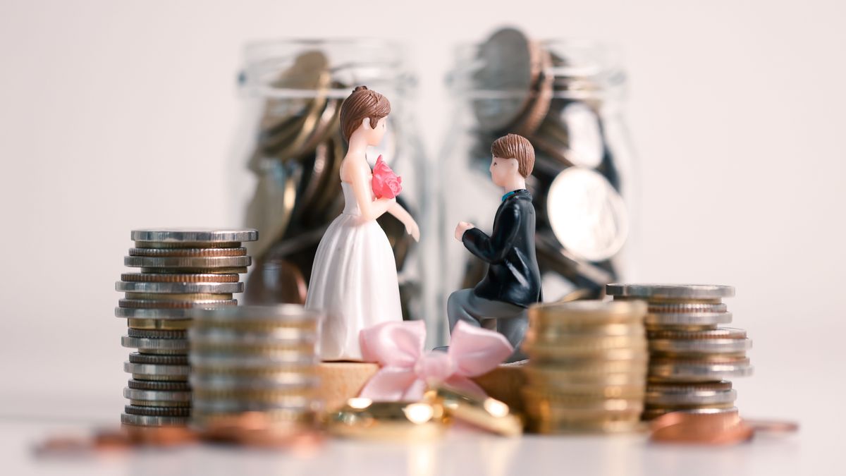 Ha hívták idén esküvőre, elkezdhet spórolni: ennyi pénzt illik adni nászajándékba 