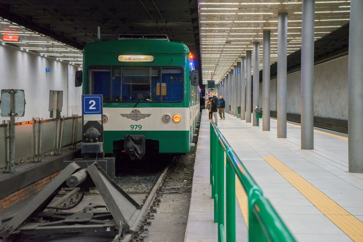 Senki nem jelentkezett a H5 HÉV megújítására, ezért új tenderrel folytatná a kormány a szentendrei vonal fejlesztését. Budapest,,Hungary,-,February,11.,2024.,Green,H5,Suburban,Train