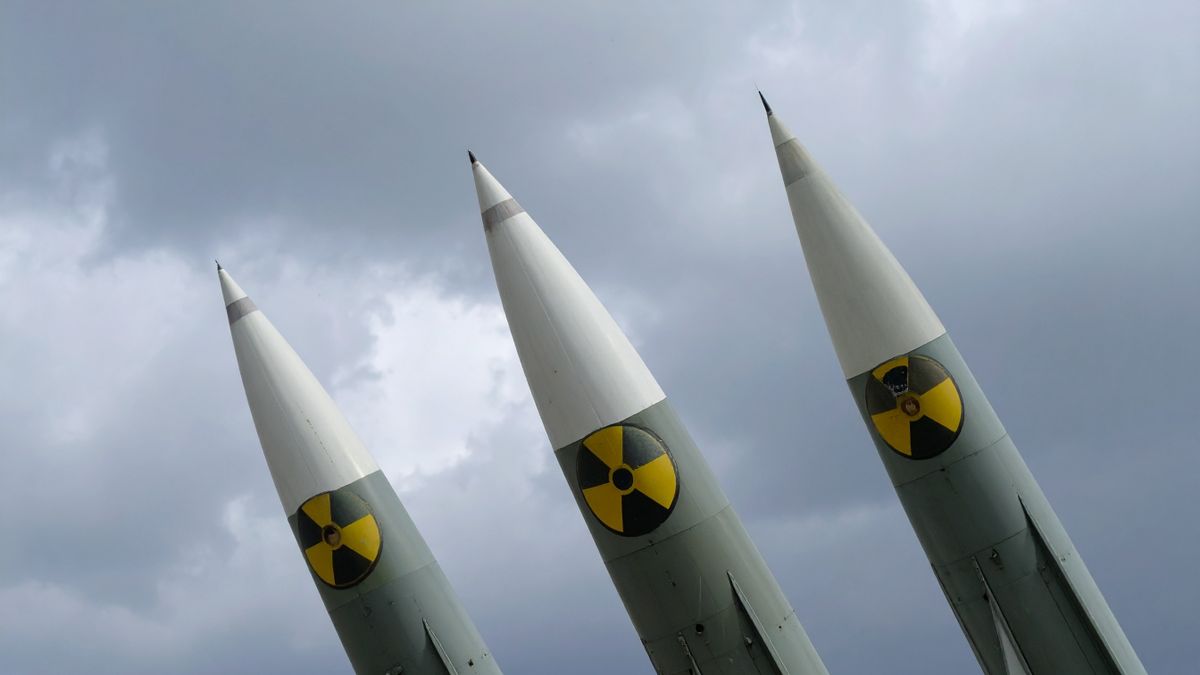 Moszkva begőzölt: Nagy-Britannia és Franciaország nukleáris fegyvereket adhat át Ukrajnának — kő kövön nem marad, ha bevetik