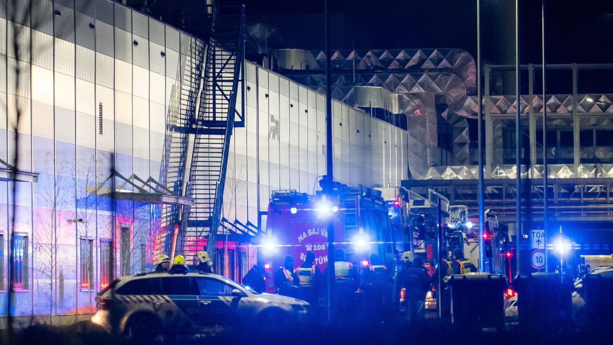 Baj van az egyik legnagyobb magyarországi kínai akkumulátoripari gyárral: tűzoltók és a mentők lepték el az üzemet szerda este – megszólalt a katasztrófavédelem 