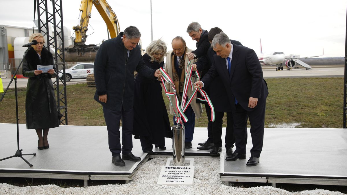 Orbán Viktor a Békecsúcs és egy borotválkozás után egymilliárd eurós beruházás alapkövét tette le 