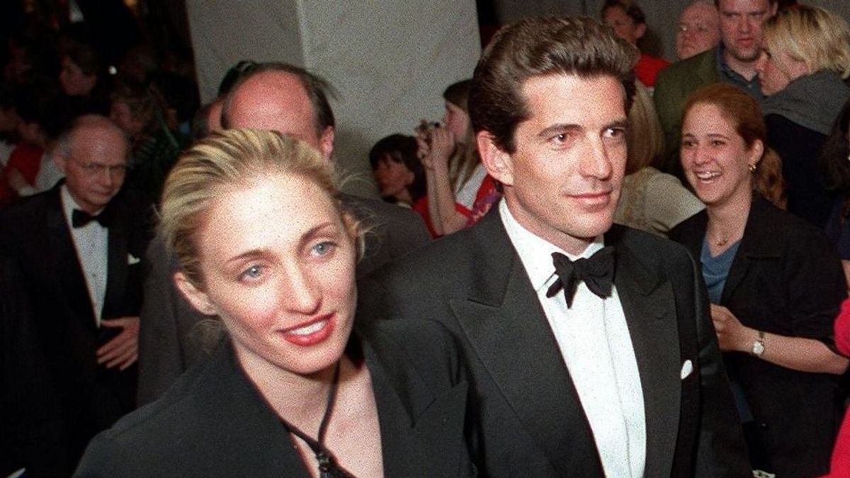 Halála után 27 évvel is ő alakítja a divatot: a Carolyn Bessette Kennedy-hatás
