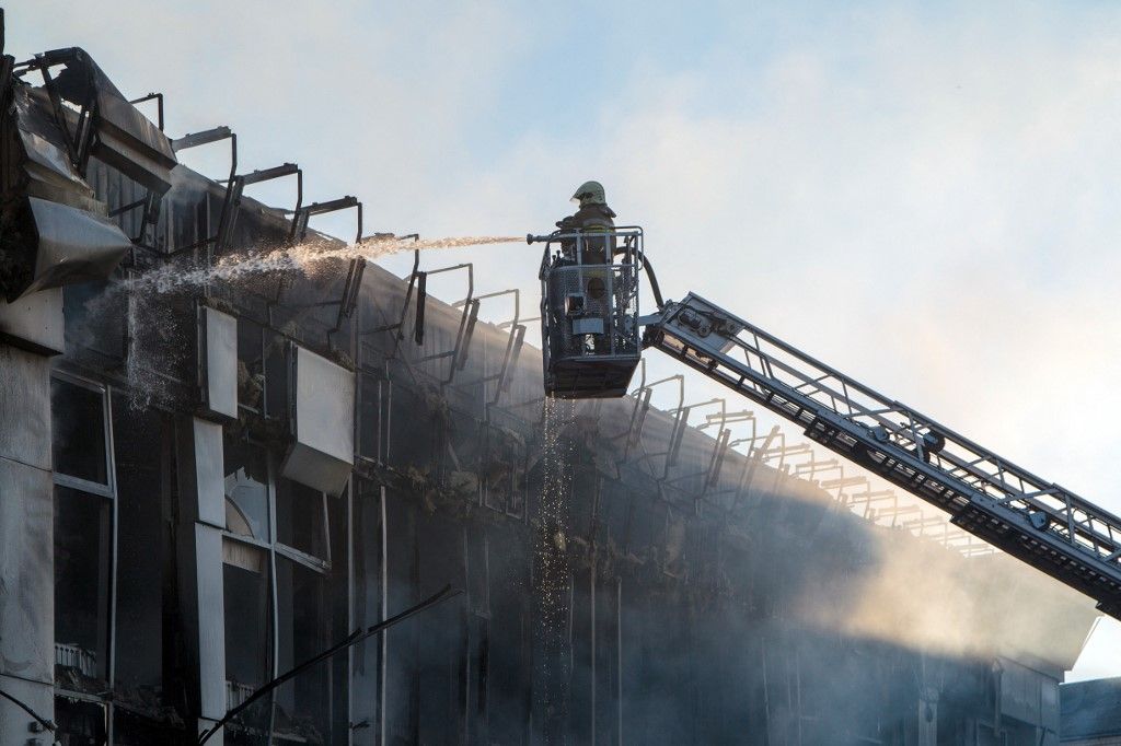 rakéta Russian strike in Kyiv sets business center ablaze and damages sports complex