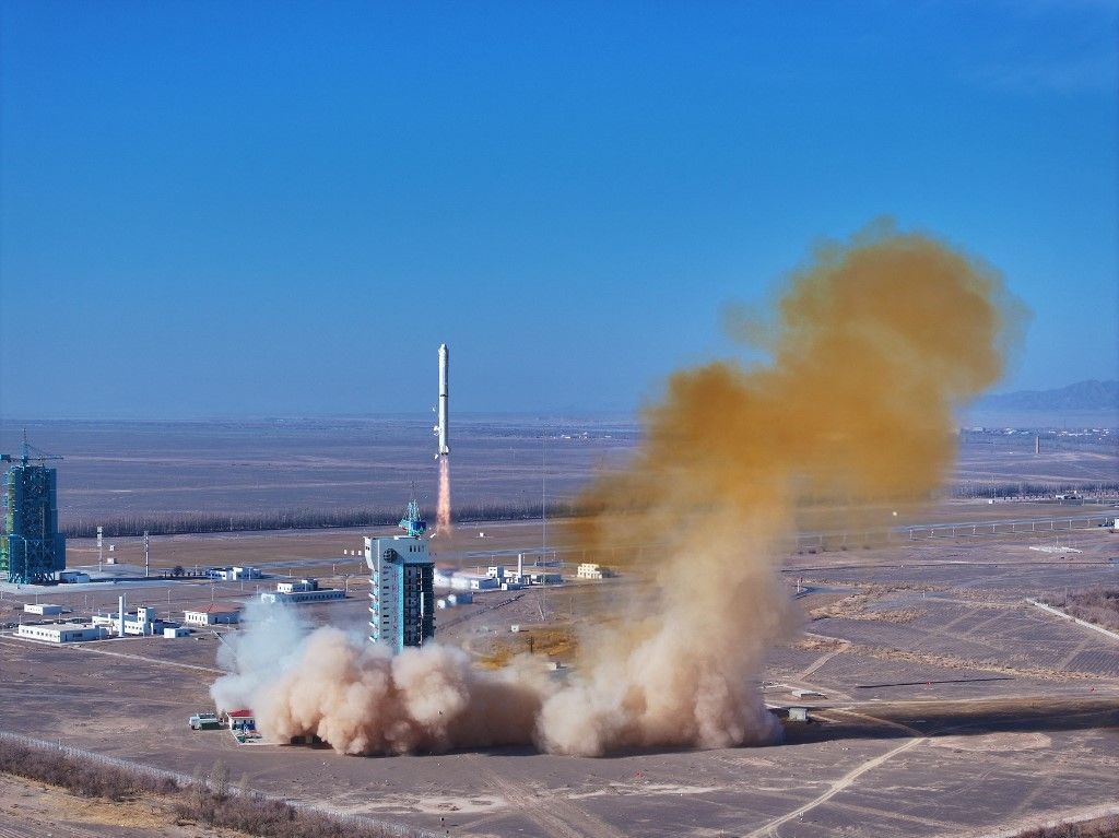 Kína és Afrika: egyre több szálon futnak a gazdasági kapcsolatok, a képen algériai műholdat lőnek fel Kínában 