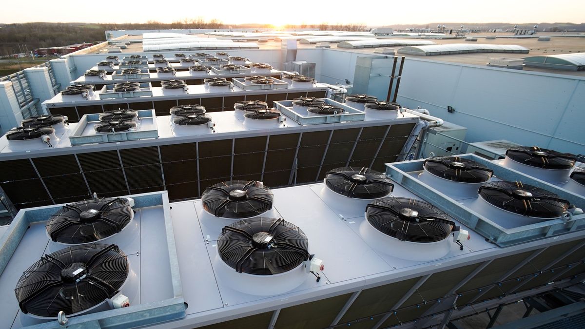 hatékonyság,Row,Of,Industrial,Condensers,Or,Coolers,With,Powerful,Fans,On