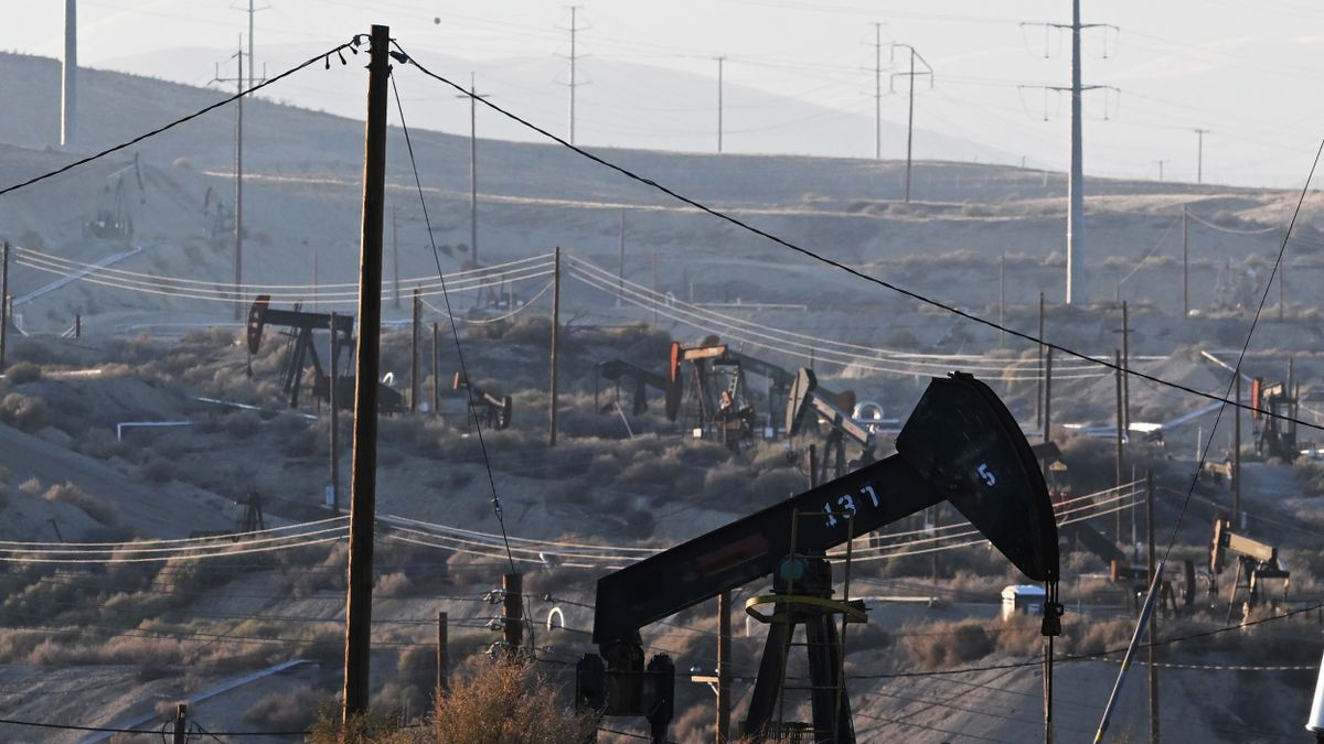 Iráni konfliktus: alig van szabad kapacitása, de így is növeli a termelést az olajkartell – Putyin örülhet, az oroszok malmára hajtják a vizet 