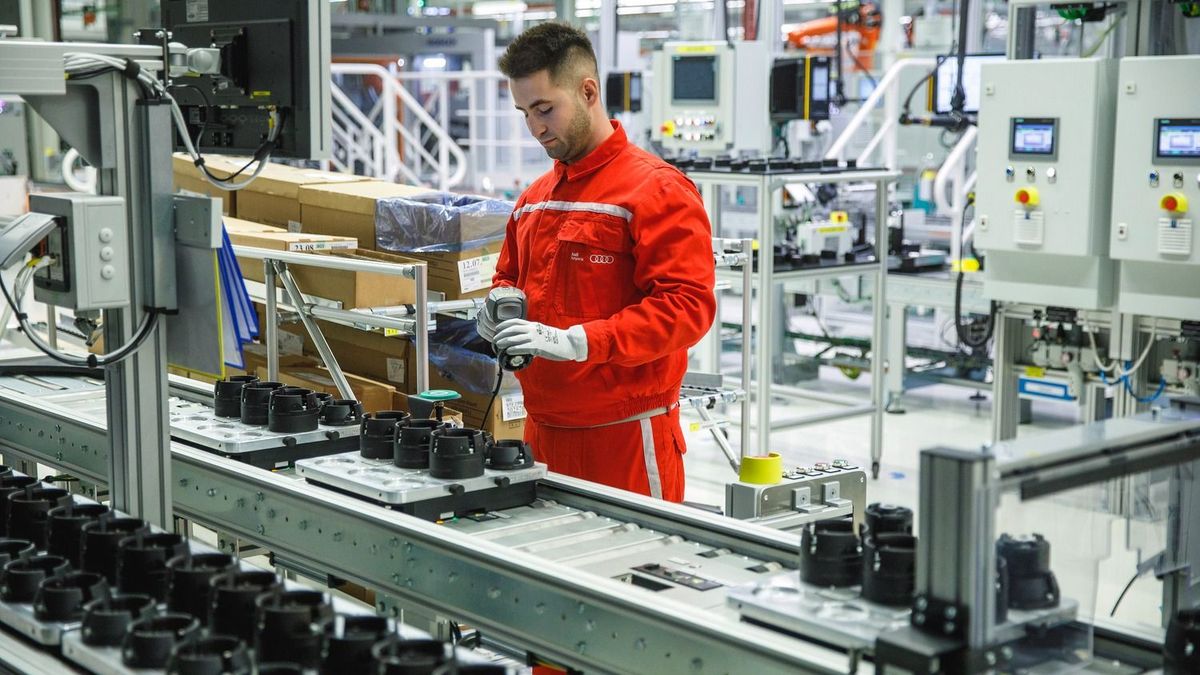 Nem finomkodott a győri Audi-gyár vezetése: kerek perec megmondta a dolgozóknak, mit tervez a fizetésükkel 2026-ban – a szakszervezet azonnal visszautasította 