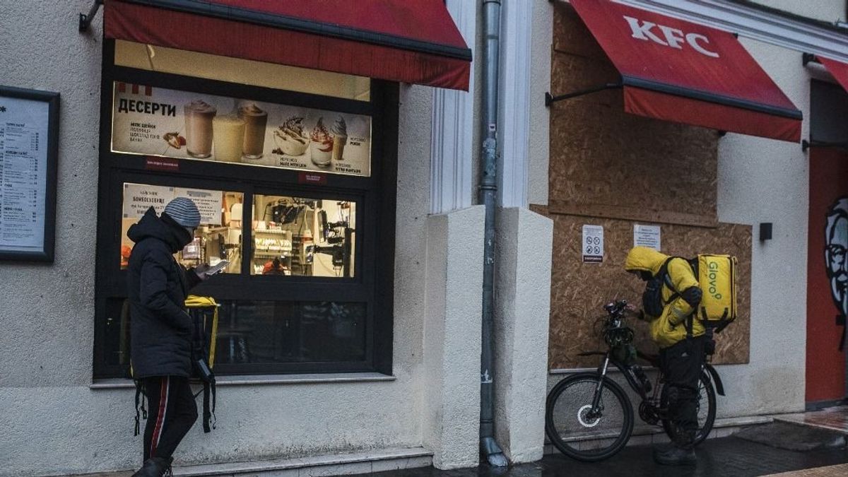 Egyre több az ételfutár Ukrajnában, csak ők mernek kimenni a támadások közepette – fillérekért visznek házhoz szinte bármit 