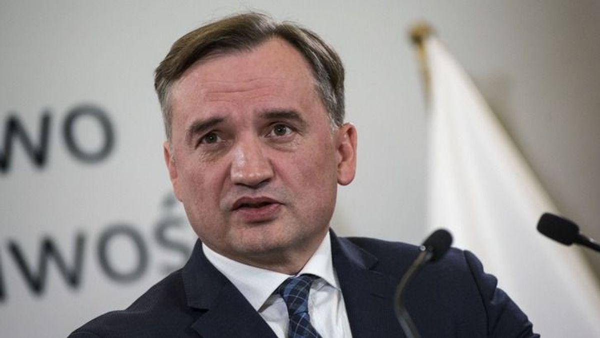 Napi abszurd: élő adásban akarta feladni magát a Magyarországra szökött lengyel politikus, de az összes telefonvonal foglalt volt – videó 