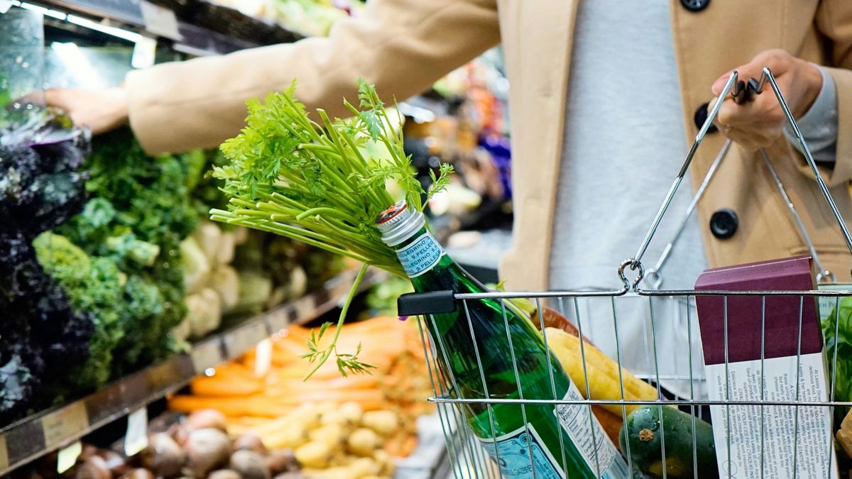 Népszerűk a magyarok körében az akciós újságok egy felmérés eredménye szerint, befolyásolják vásárlási döntéseinket (illusztráció)