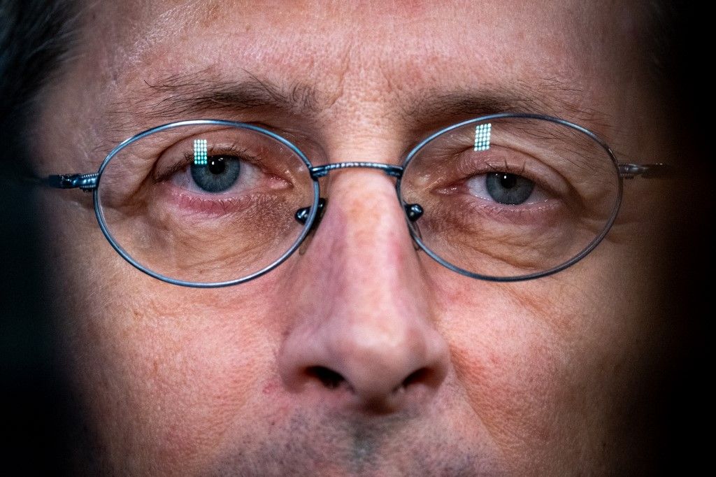 Varga Mihály szeméből mester, aki olvas, azt azonban látjuk, amit ő is lát