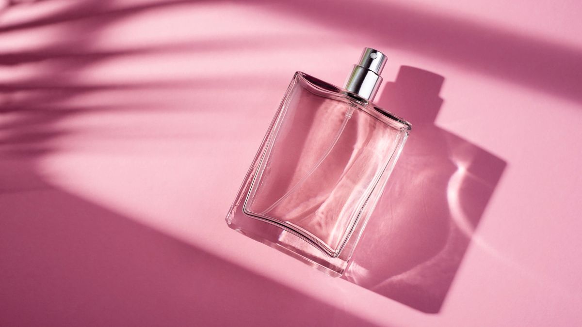 kozmetikai óriás, Transparent,Bottle,Of,Perfume,On,A,Pink,Background.,Fragrance,Presentation, parfüm, niche, illat, aroma, Magyarország, magyar, perfumery, Neroli, Müller, Douglas, 