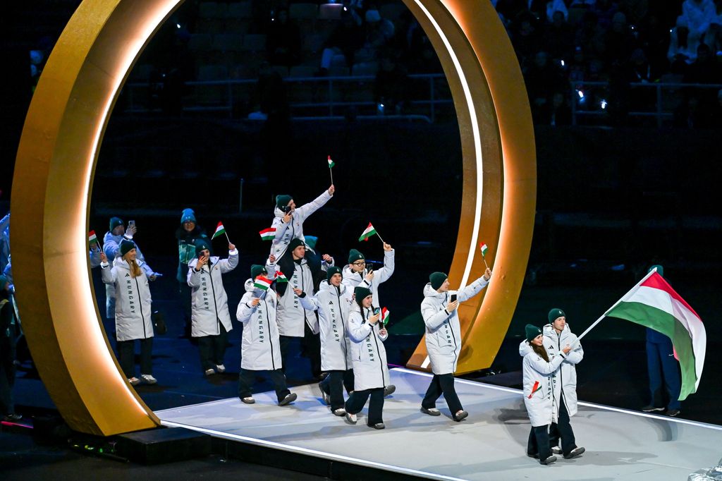 Milánó, 2026. február 6.
A magyar csapat érkezik a 2026-os milánói-cortinai téli olimpia megnyitóünnepségén a milánói San Siro Stadionban 2026. február 6-án. Elöl Somodi Maja (b) és Nógrádi Bence rövidpályás gyorskorcsolyázó viszi a magyar olimpiai küldöt