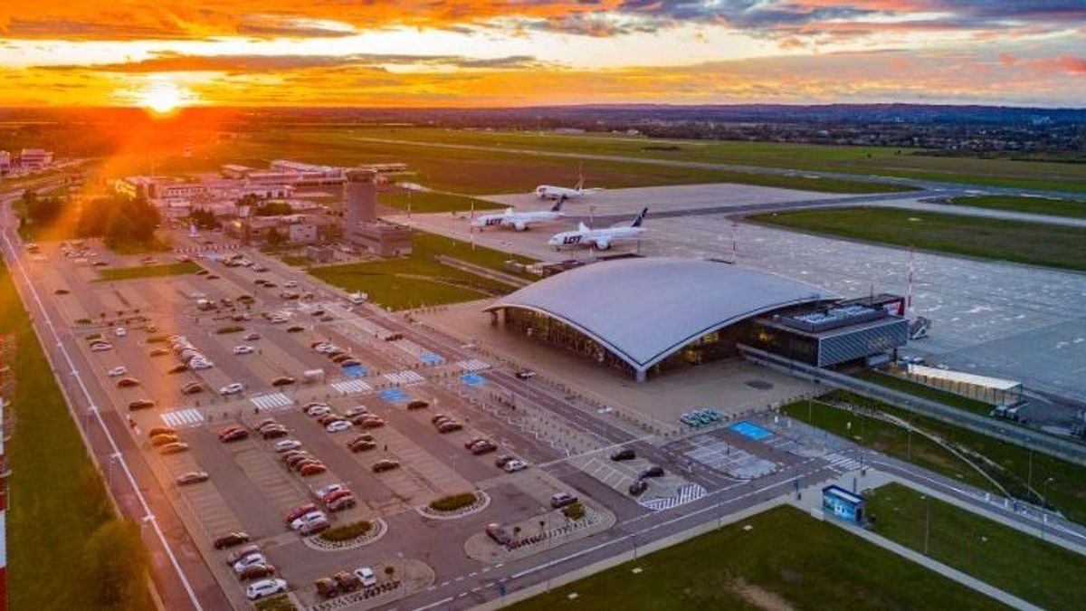 Veszélyhelyzet Lengyelországban: orosz rakétacsapások miatt zárták le a NATO kulcsfontosságú repterét 