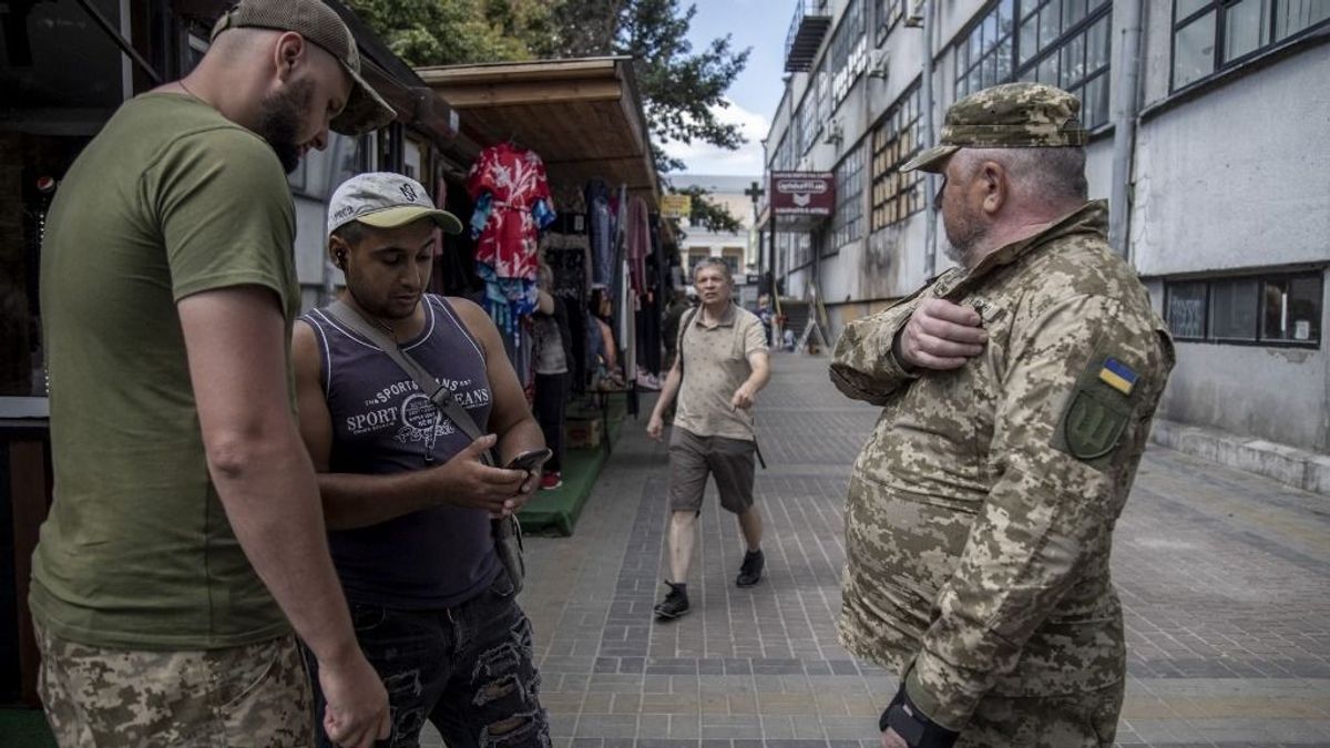 Több mint 10 millió ukrán kiesett, begyűjtik, akit az utcán meglátnak: így zajlik a kegyetlen„buszifikácija” 