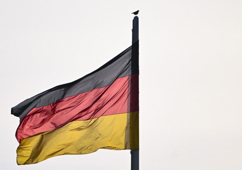 Németországban rekordösszegű hitelt vesz fel Flags flutter over Germany’s Bundestag in Berlin