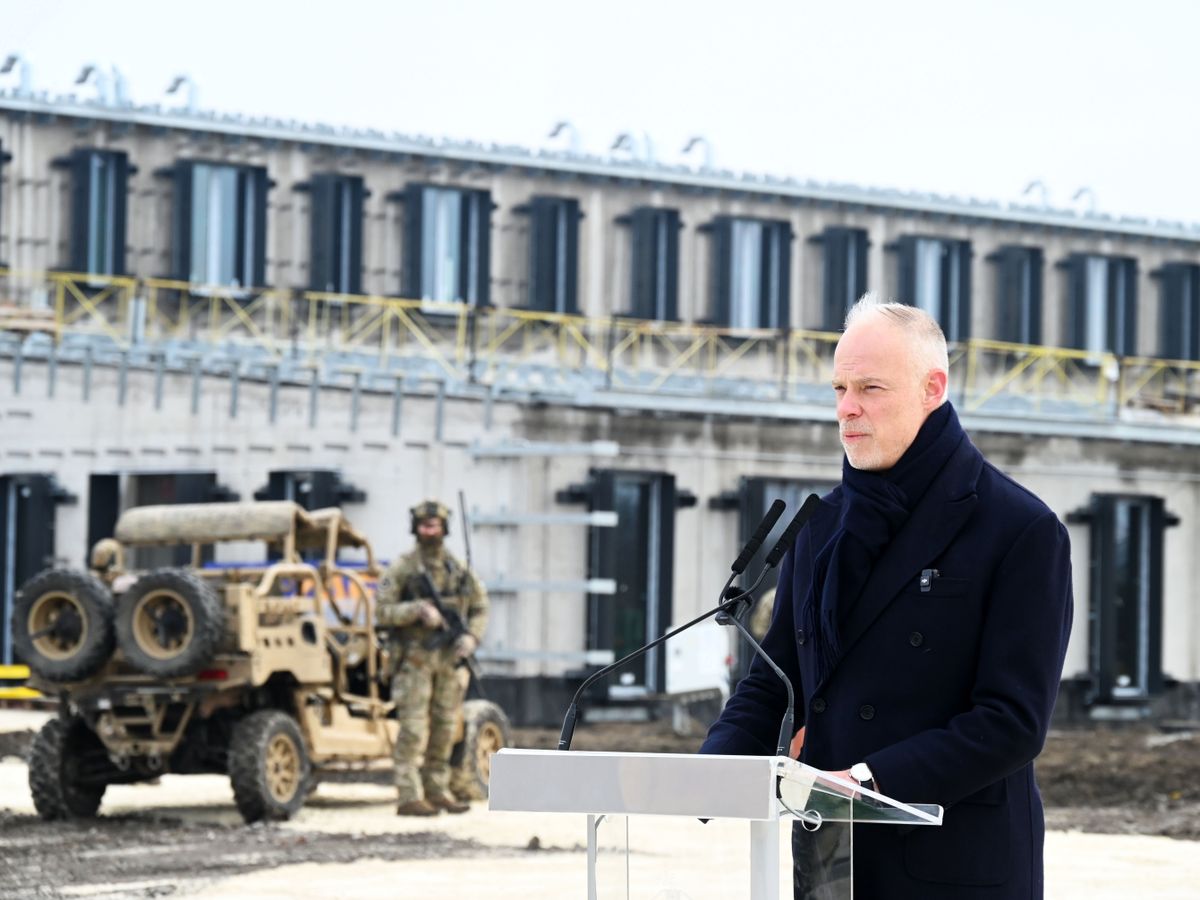 A képen Szalay-Bobrovniczky Kristóf honvédelmi miniszter az új katonai komplexum bokrétaünnepségén. Fotó: MTI/Mészáros János