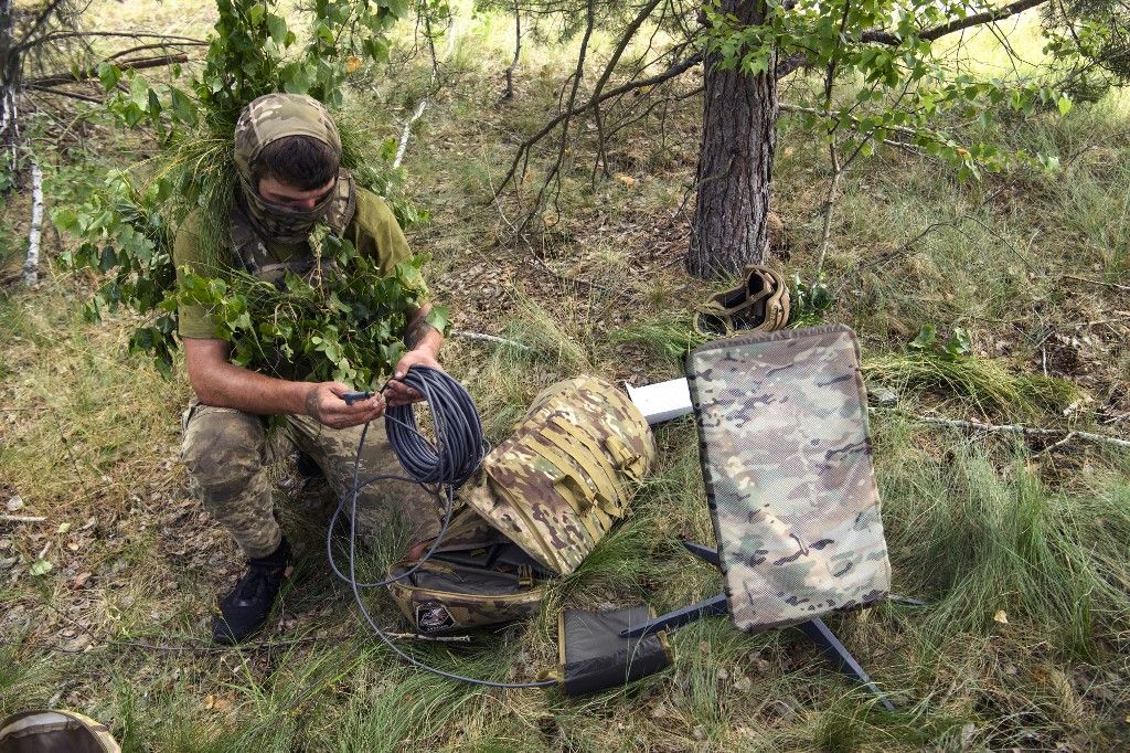 Ukrainian Soldiers Of The 61st Separate Mechanized Brigade During Military Exercises In The Chernihiv Region Ukrajna blokkolja az orosz hadsereg hozzáférését a Starlinkhez