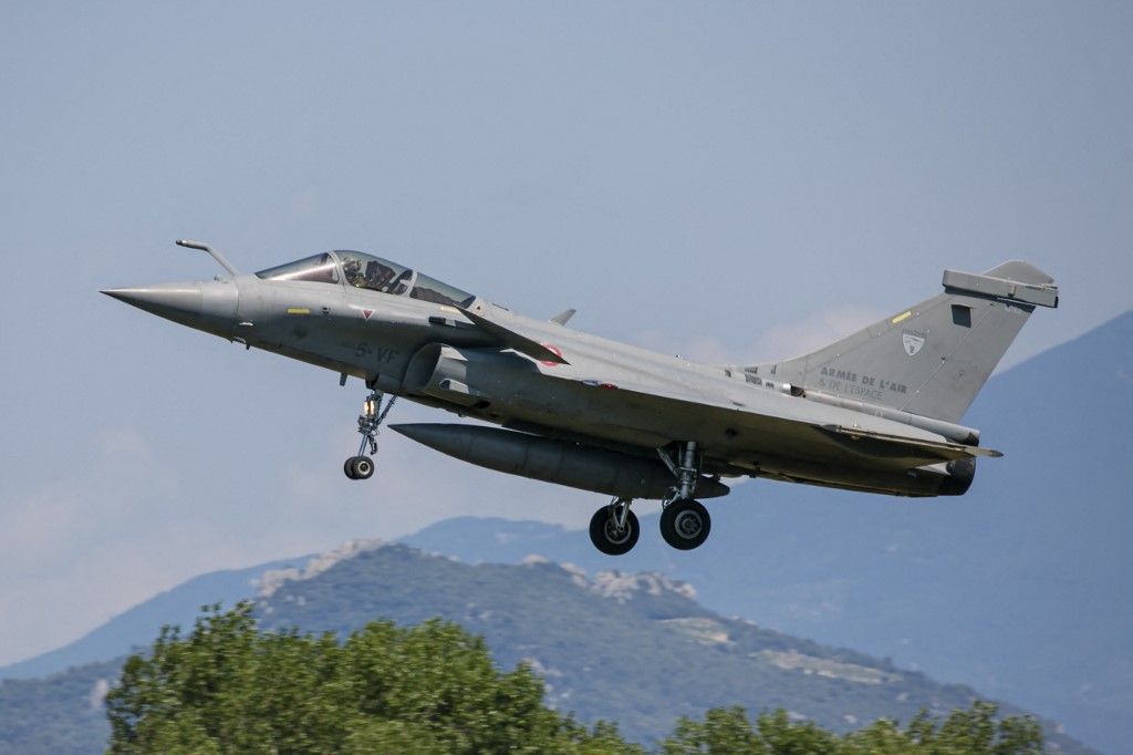 French Air Force Rafale jet landing, Orange, France Indonézia az amerikai helyett európai vadászgépeket vesz – az első Rafale gépek már megérkeztek
