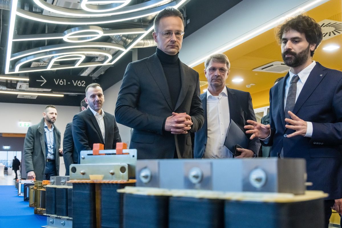 SZIJJÁRTÓ Péter; CSERESNYÉS Péter Már az olaszok is Magyarországon építenek gyárat: 40 ezres vidéki várost választottak – százmilliókkal szállt be a kormány