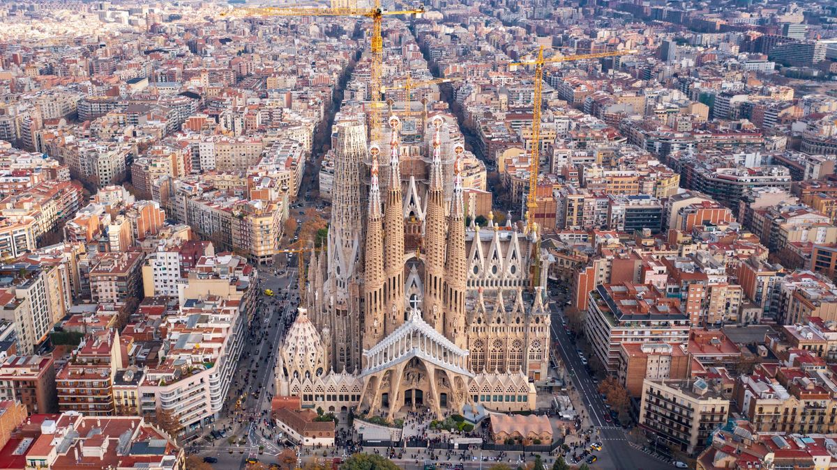 A barcelonai Sagrada Família építése 1882-ben kezdődött és a tervek összetettsége miatt rendkívül lassan halad, jelenleg is munkálatok folynak rajta. Fotó: Shutterstock