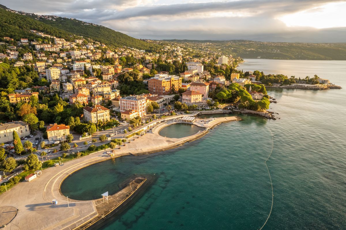 Meglepő besorolást kapott Horvátország a szerb külügyminisztérium új utazási kockázati térképén.  Aerial,View,Of,The,Beautiful,Seafront,In,Opatija,,Adriatic,Sea