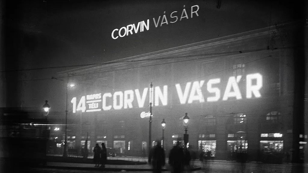 1930-ban készült felvétel a Corvin áruházról