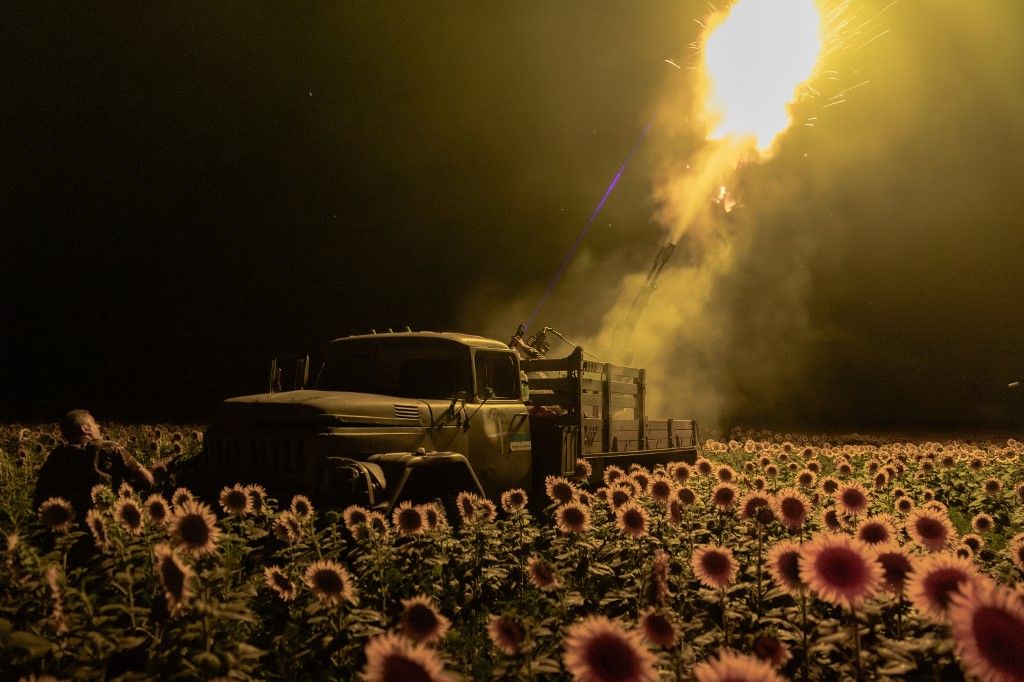 (FILES) Ukrainian servicemen of the 59th brigade mobile air defence unit fire a Soviet made ZU-23 anti-aircraft twin autocannon towards a Russian drone from a sunflower field, during an air attack near Pavlograd, Dnipropetrovsk region on July 19, 2025, am