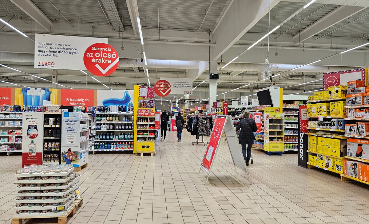 Budapest,,Hungary,-,25,October,2025:,Aisles,Of,Grocery,Chain ár bolt vásárlás