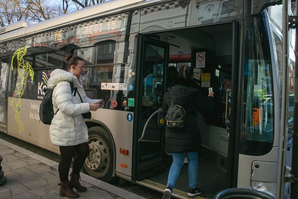 BUS_8579 Elképesztő utazási szabályról adott hírt a Kecskeméti Közlekedési Központ. 