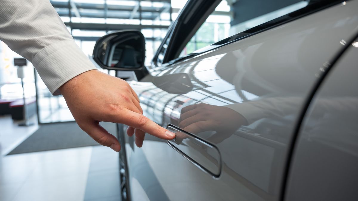 Kilincs, ami nincs: Kína nem vár tovább, betiltotta a Tesla-féle rejtett ajtókilincsek alkalmazását – nincs kibúvó, mindenkire vonatkozik a biztonsági intézkedés 