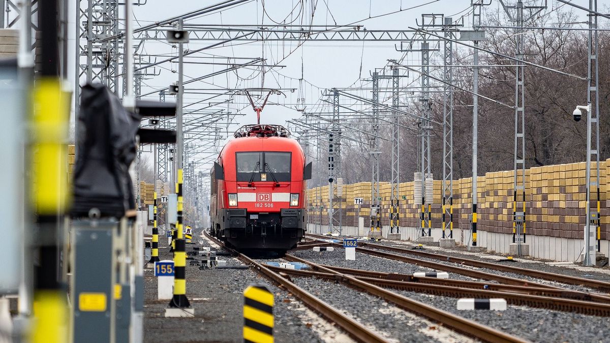 Ez is eljött: megindult az első vonat a Budapest–Belgrád vasútvonalon, nagyon különleges szerelvény próbálja ki először a sínpályát – videó 