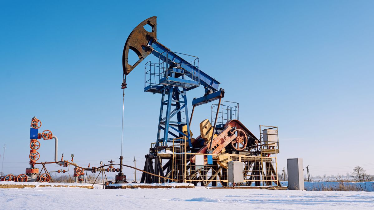 Oil,And,Gas,Industry.,Working,Oil,Pump,Jack,On,A
orosz olaj, olajár