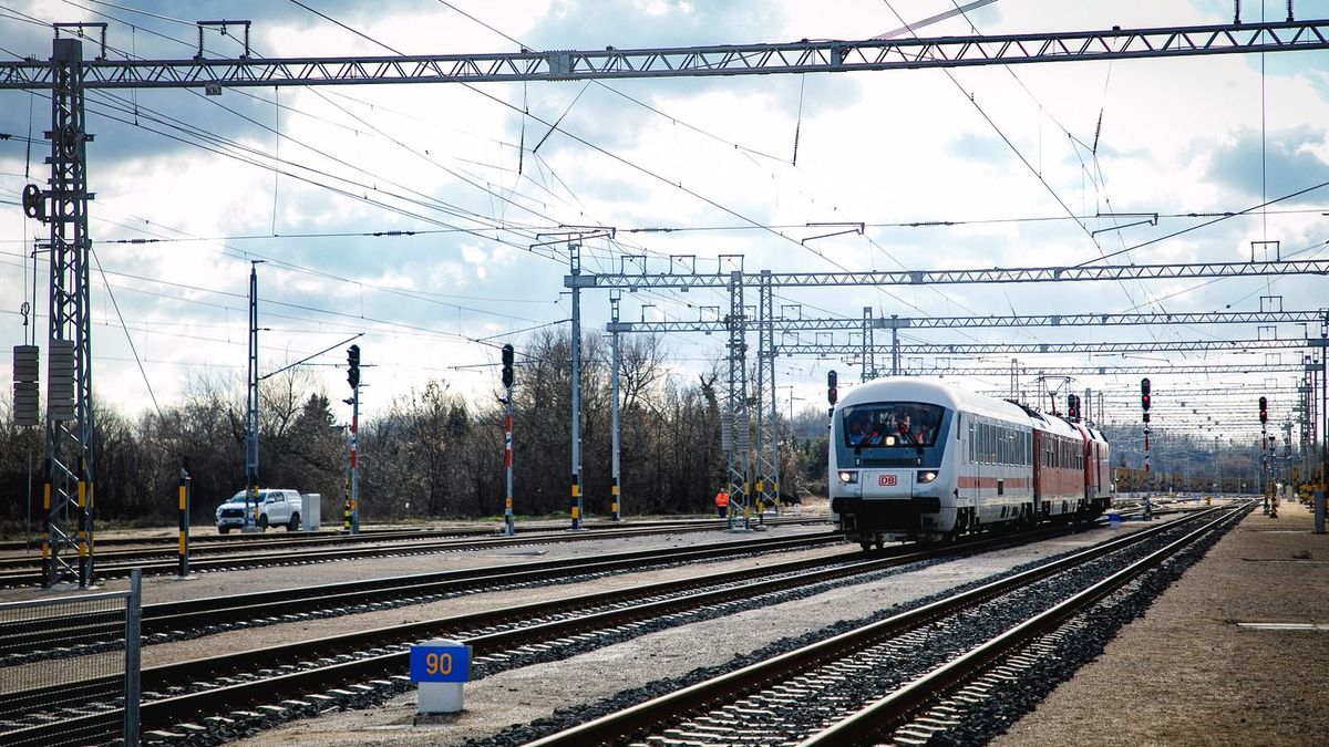 Történelmi pillanat: elindul az első vonat a Budapest–Belgrád-vasútvonalon, de nem a teljes projekt élesedik – kettészedték a startot, mutatjuk a részleteket 