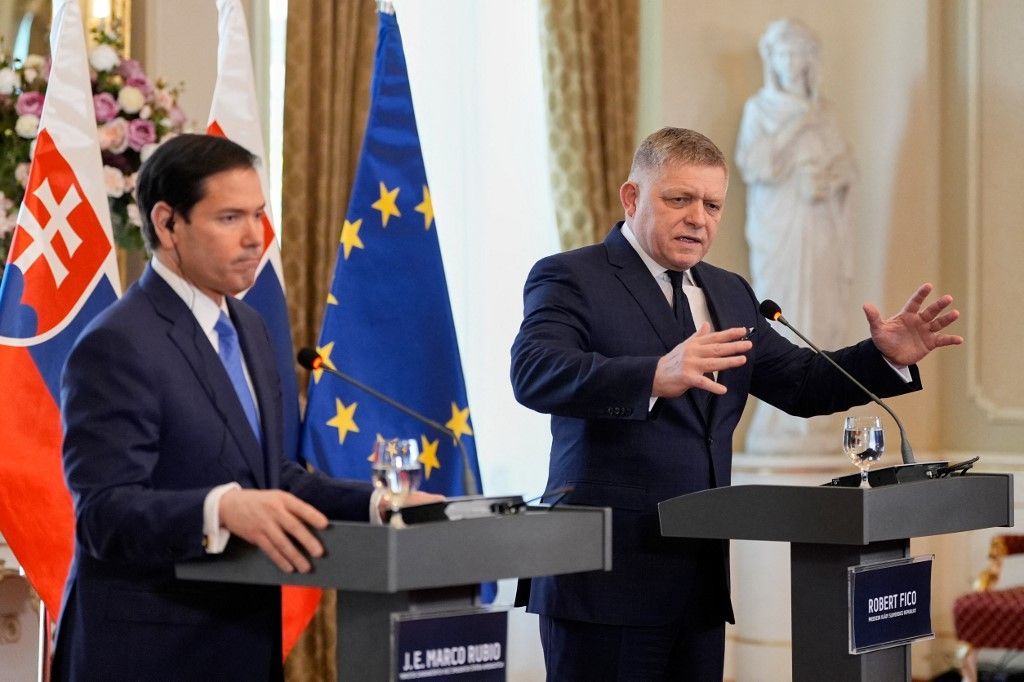 Az amerikai külügyminiszter lágyított a tónuson, de azért beszólt, majd egyenesen Pozsony és Budapest felé vette az irányt