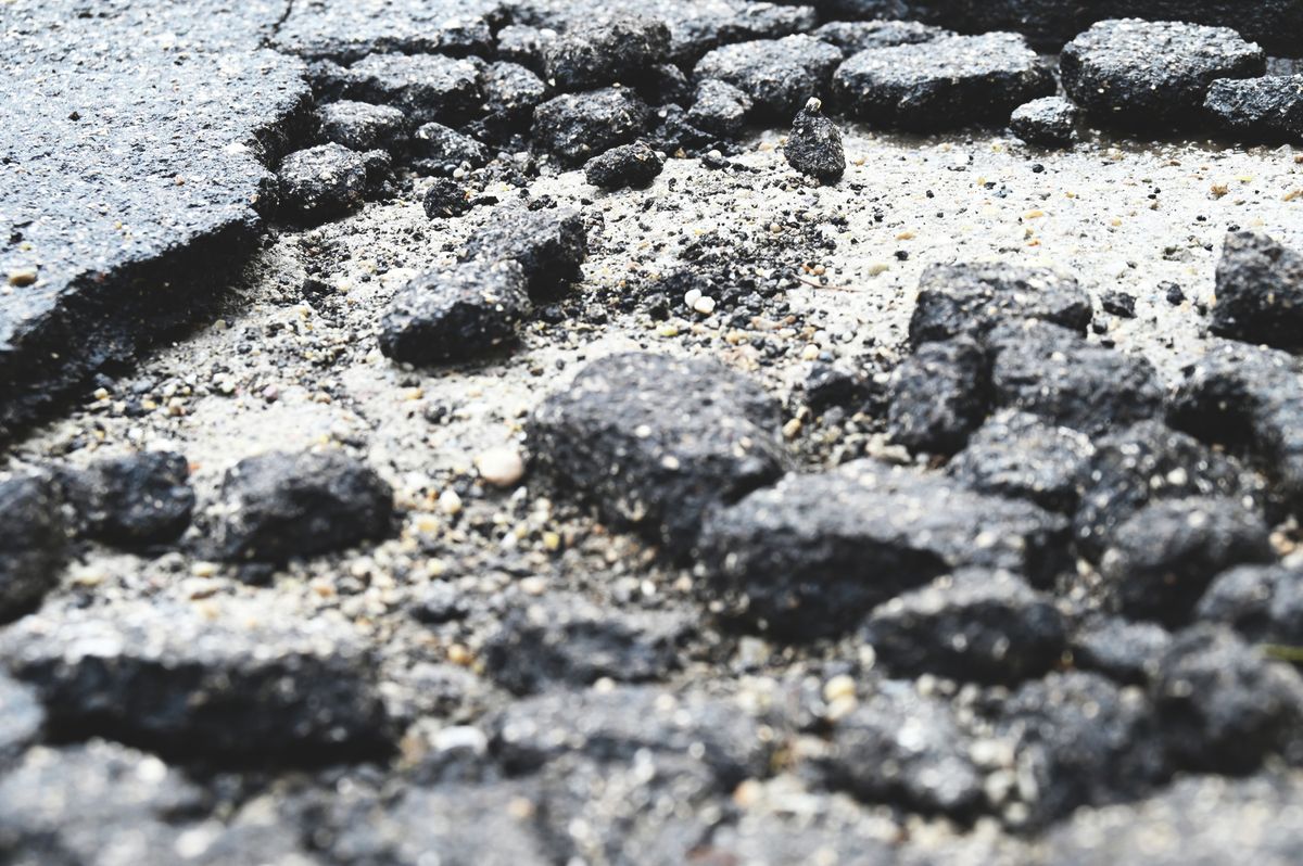 Borzasztó hatással voltak a fagyok a magyar utakra, éjt nappallá téve folyik a javítás