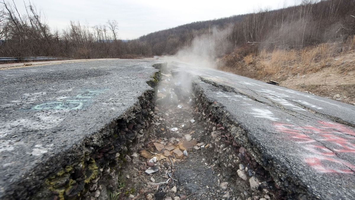Füst száll fel egy nagy repedésből a 61-es számú főúton, Centrália városában, Pennsylvaniában.&nbsp;Fotó: AFP/Don Emmert