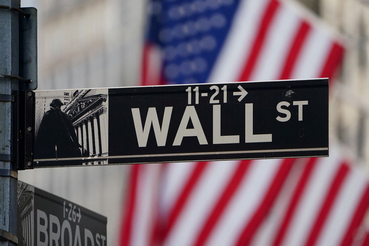 FILE PHOTO: The Wall Street sign is pictured at the New York Stock exchange (NYSE) in the Manhattan borough of New York City részvénypiac